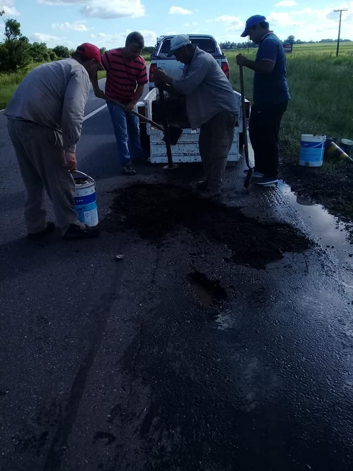 Vecinos reparan la Ruta 11 en San Justo 