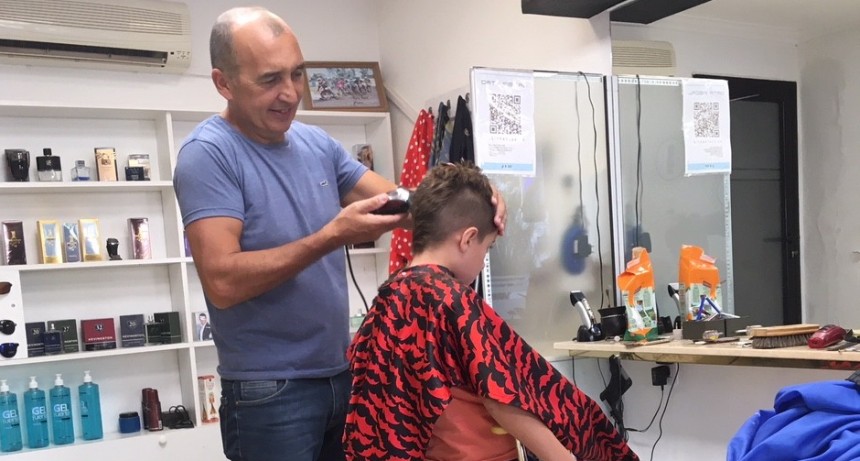 Peluquero regala lápices de escribir a sus pequeños clientes  